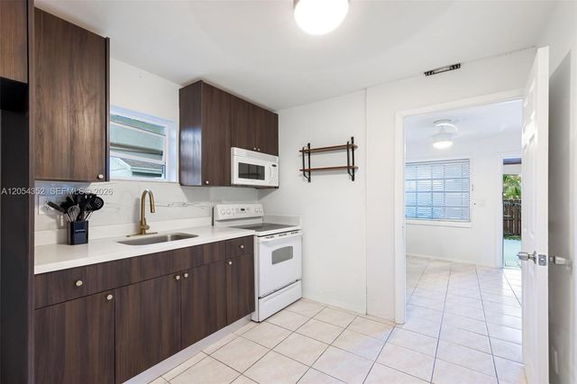 23 SW 8th Street, Hallandale Beach, FL 33009