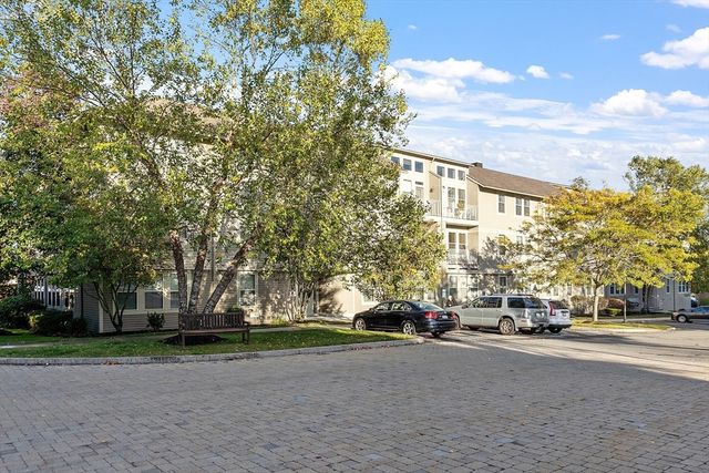 2 Harvest Dr 312, North Andover, MA 01845