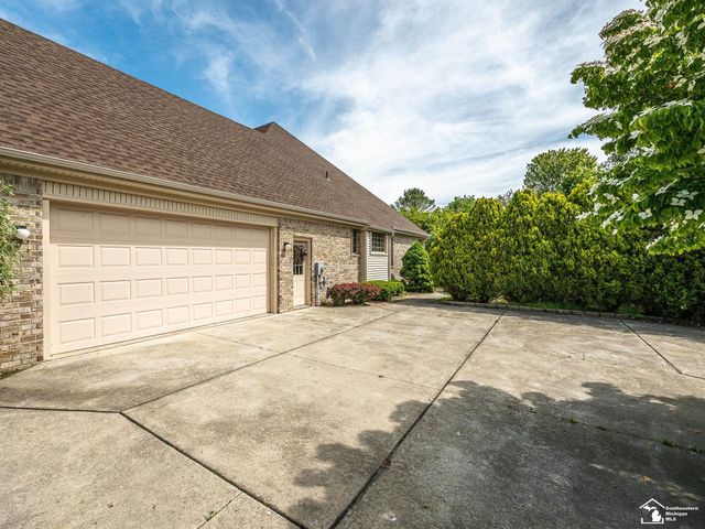 5572 Raven Parkway Drive, Monroe, MI 48161