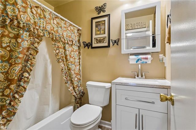 25 Old Church CIR, Portsmouth, VA 23703