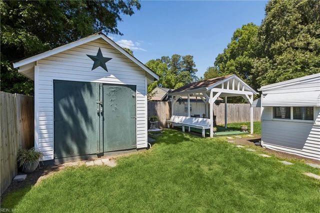 25 Old Church CIR, Portsmouth, VA 23703