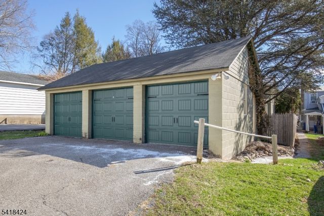 11 Halstead St, Clinton Town, NJ 08809