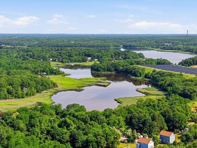 24 Alexandra Dr, Freetown, MA 02702