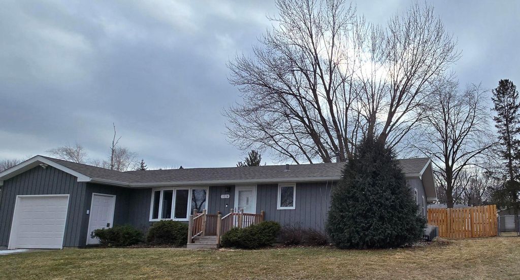 1014 Maplehill Drive, Albert Lea, MN 56007