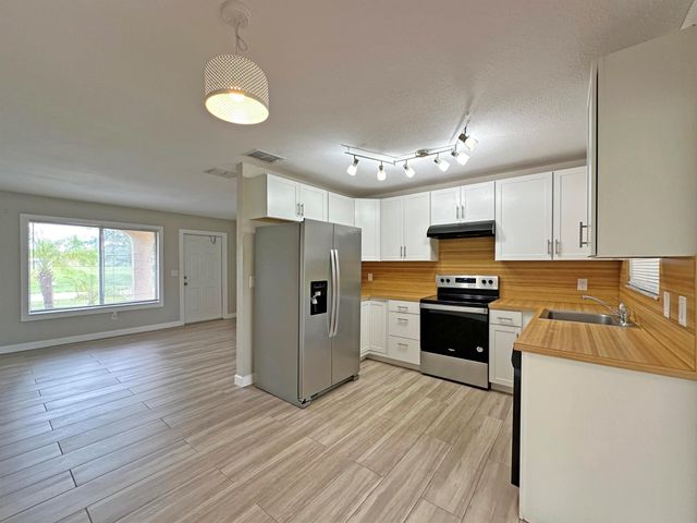 1852 SE Rainier Road, Port St Lucie, FL 34952