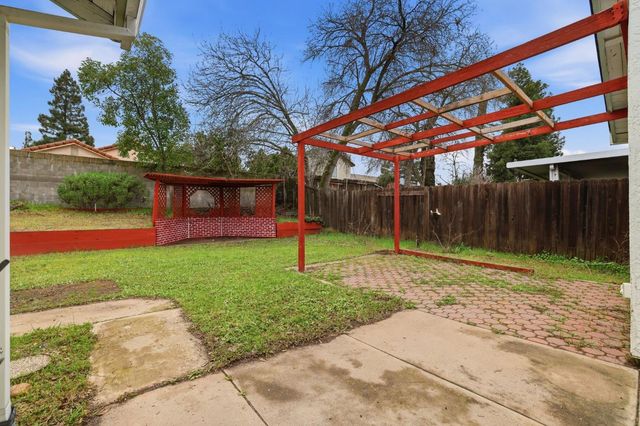 3744 N Country Dr, Antelope, CA 95843