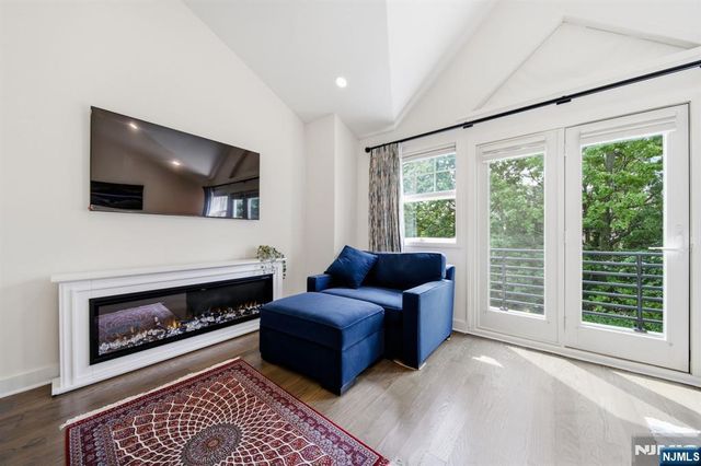 31 Grand Cove Way E31, Edgewater, NJ 07020