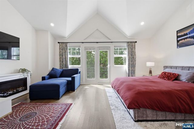 31 Grand Cove Way E31, Edgewater, NJ 07020