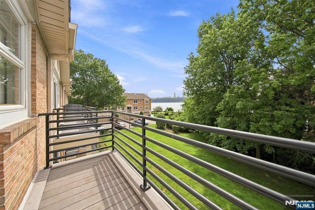 31 Grand Cove Way E31, Edgewater, NJ 07020