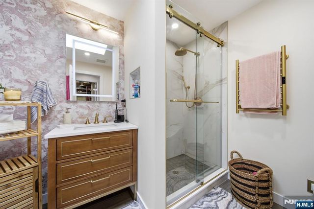 31 Grand Cove Way E31, Edgewater, NJ 07020