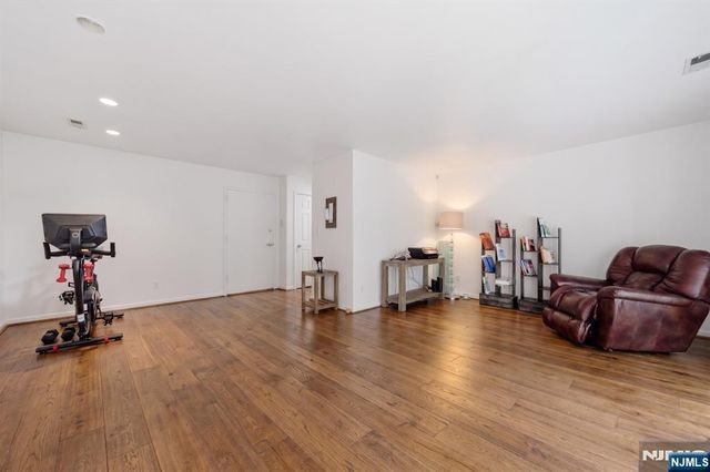 31 Grand Cove Way E31, Edgewater, NJ 07020
