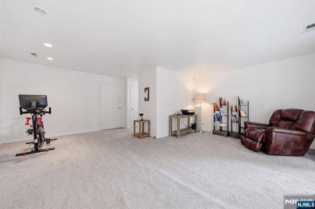 31 Grand Cove Way E31, Edgewater, NJ 07020