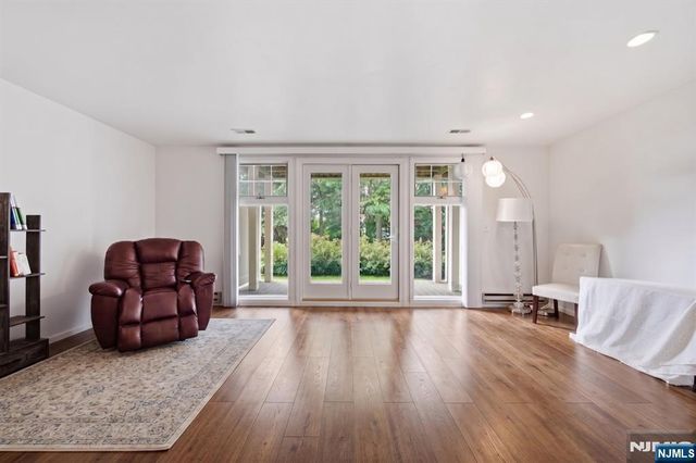 31 Grand Cove Way E31, Edgewater, NJ 07020