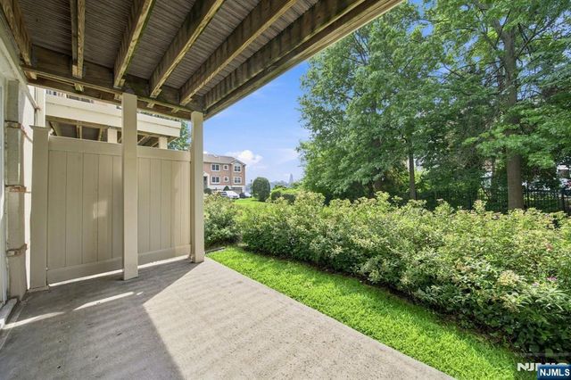 31 Grand Cove Way E31, Edgewater, NJ 07020