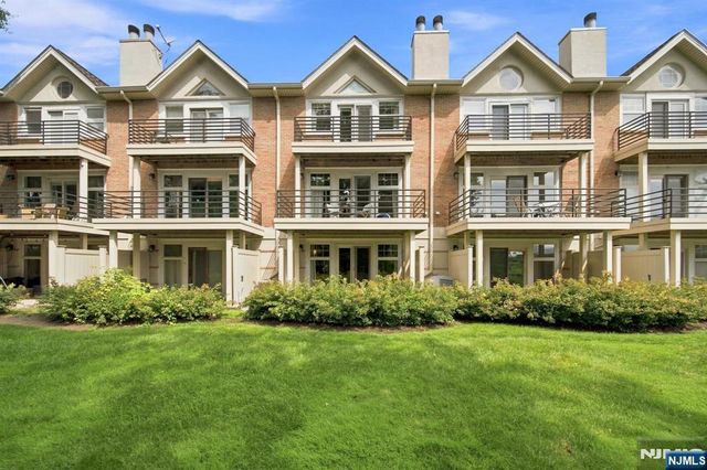 31 Grand Cove Way E31, Edgewater, NJ 07020