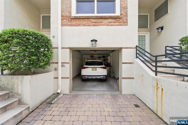 31 Grand Cove Way E31, Edgewater, NJ 07020