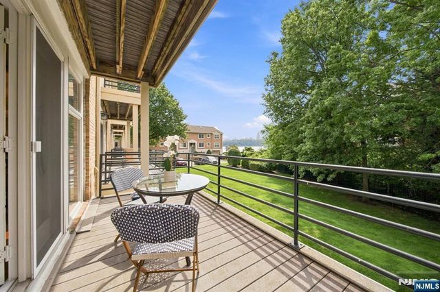 31 Grand Cove Way E31, Edgewater, NJ 07020