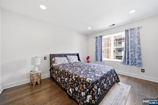 31 Grand Cove Way E31, Edgewater, NJ 07020