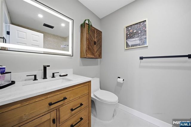 31 Grand Cove Way E31, Edgewater, NJ 07020