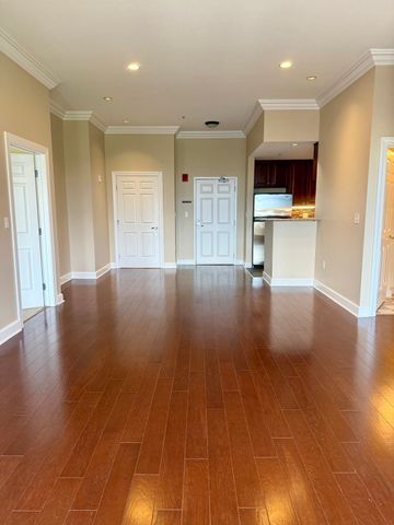 36 Village Road 704, Middleton, MA 01949