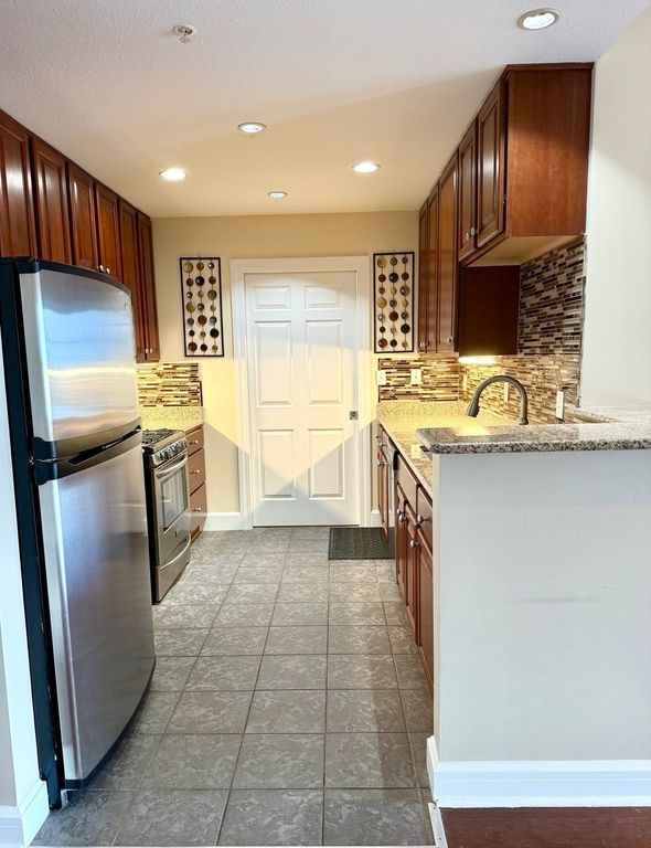 36 Village Road 704, Middleton, MA 01949