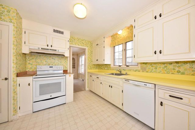 4480 N Ardmore AVENUE, Shorewood, WI 53211