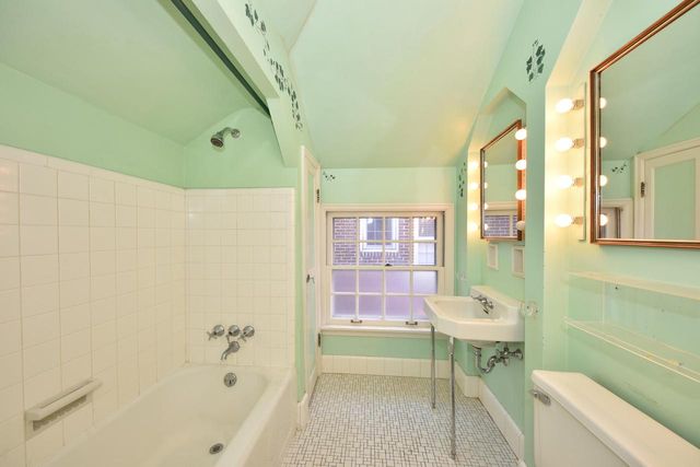 4480 N Ardmore AVENUE, Shorewood, WI 53211