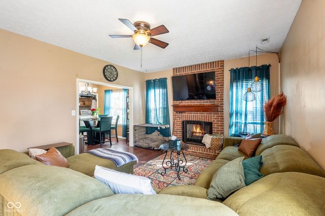 873 Queensgate Drive, Greenwood, IN 46143