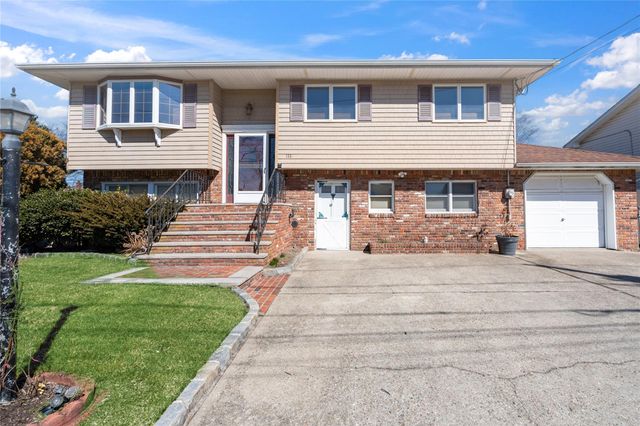 144 N Jefferson Avenue, Lindenhurst, NY 11757
