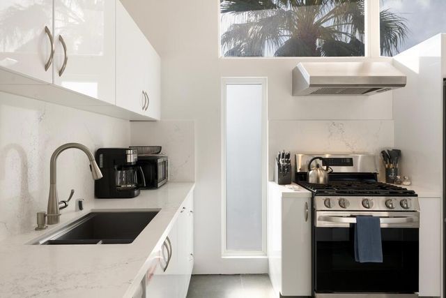 302 E Racquet Club Road, Palm Springs, CA 92262