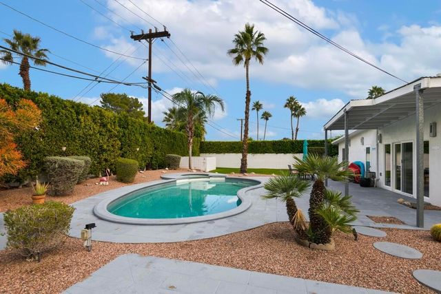 302 E Racquet Club Road, Palm Springs, CA 92262