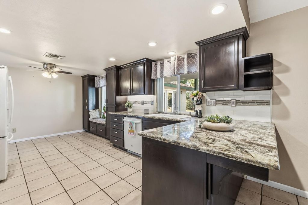 Image 10 of property listing at 402 Mainberry Drive, Madera, CA 93637