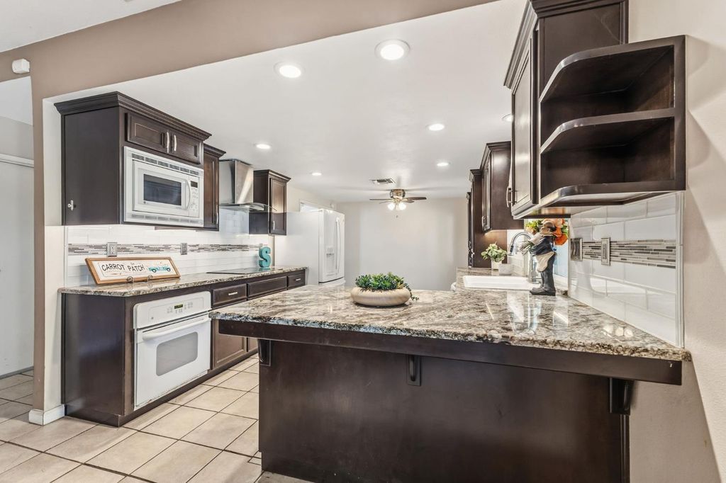 Image 11 of property listing at 402 Mainberry Drive, Madera, CA 93637