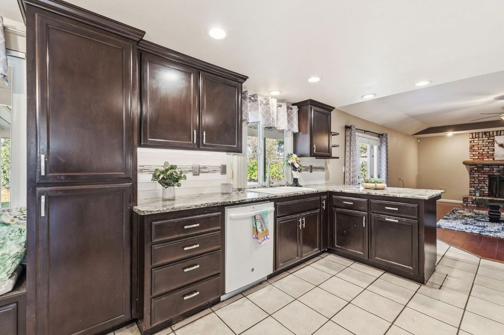 Image 13 of property listing at 402 Mainberry Drive, Madera, CA 93637