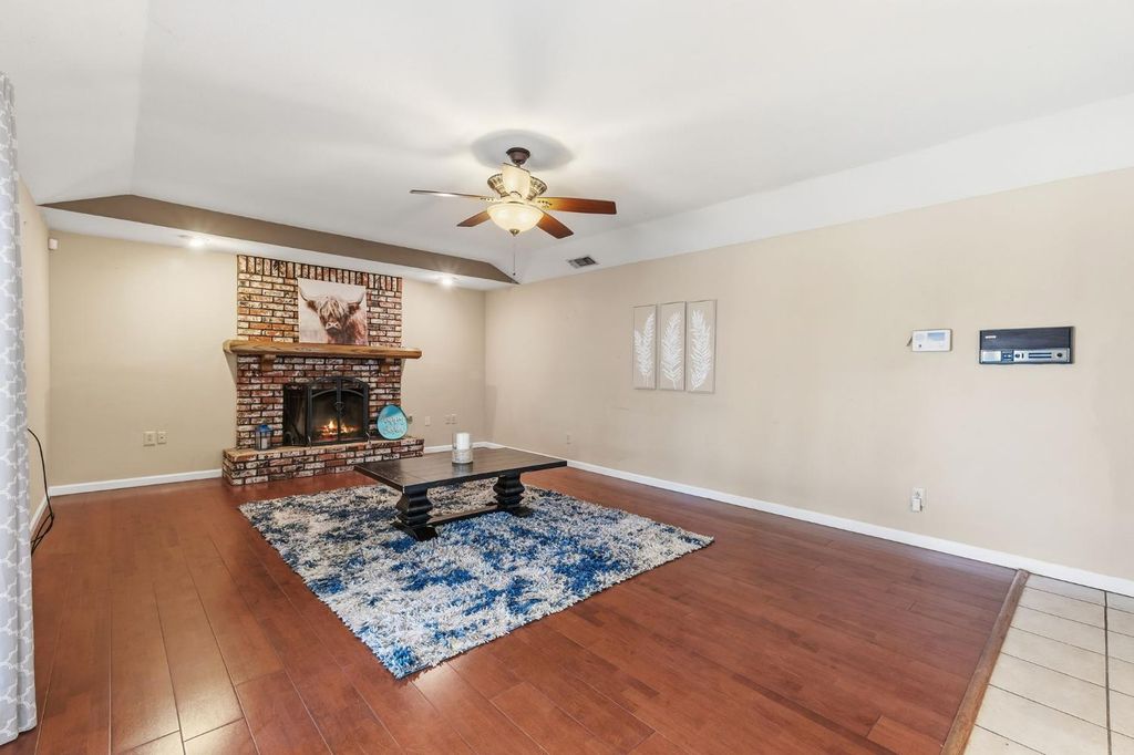 Image 16 of property listing at 402 Mainberry Drive, Madera, CA 93637