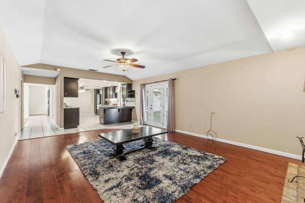 Image 17 of property listing at 402 Mainberry Drive, Madera, CA 93637