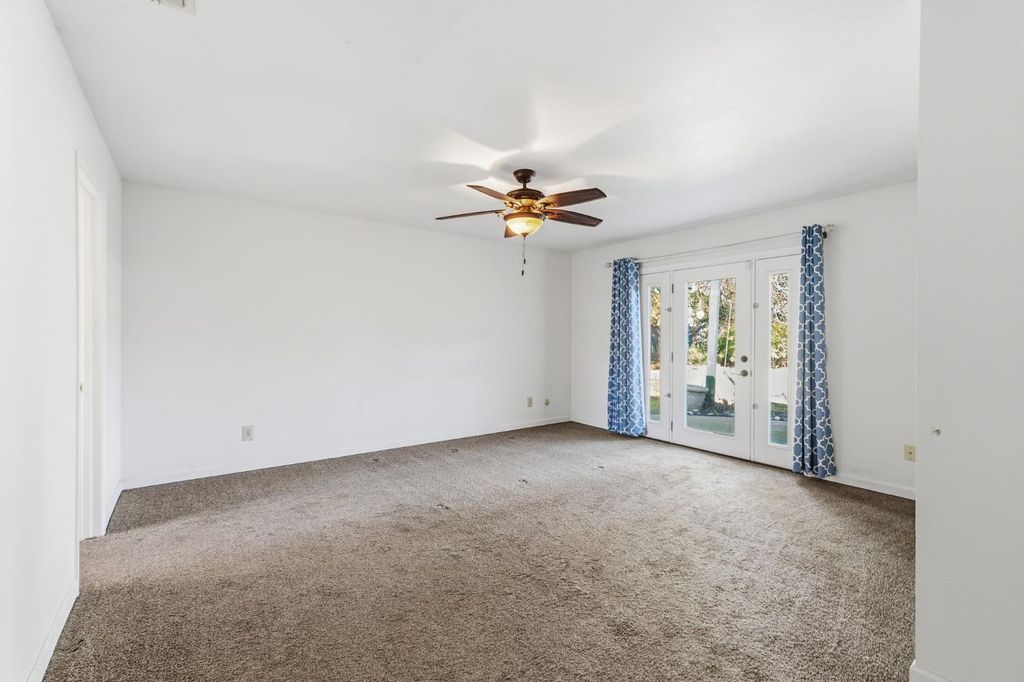 Image 29 of property listing at 402 Mainberry Drive, Madera, CA 93637