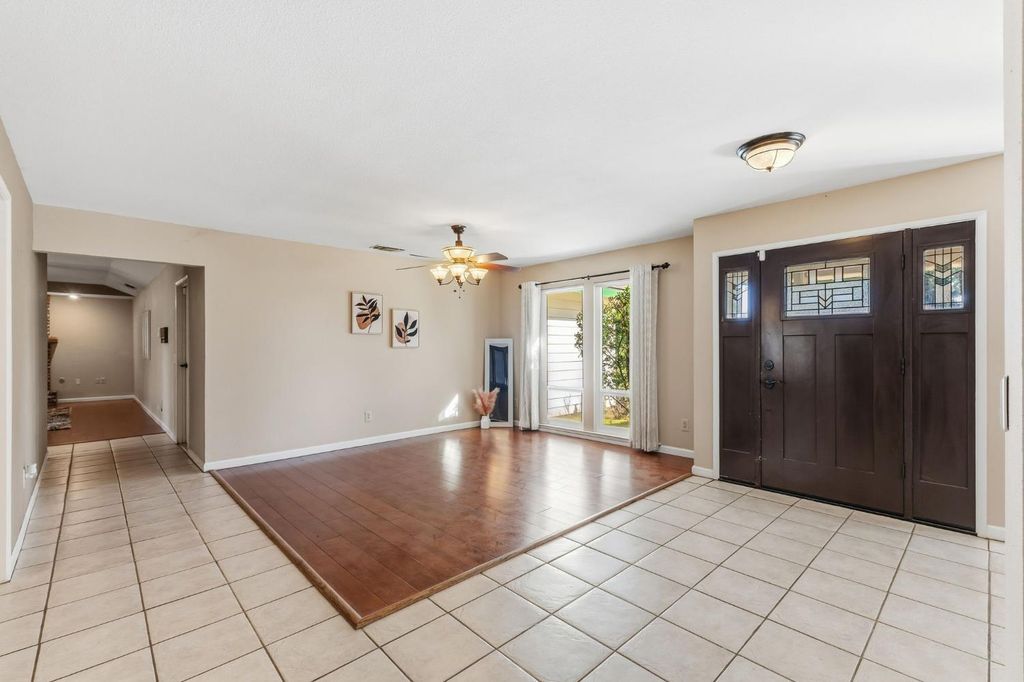 Image 3 of property listing at 402 Mainberry Drive, Madera, CA 93637