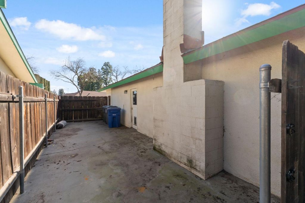 Image 31 of property listing at 402 Mainberry Drive, Madera, CA 93637
