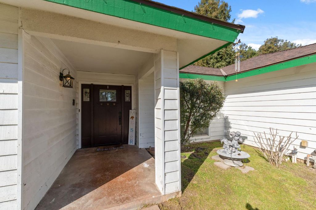 Image 4 of property listing at 402 Mainberry Drive, Madera, CA 93637