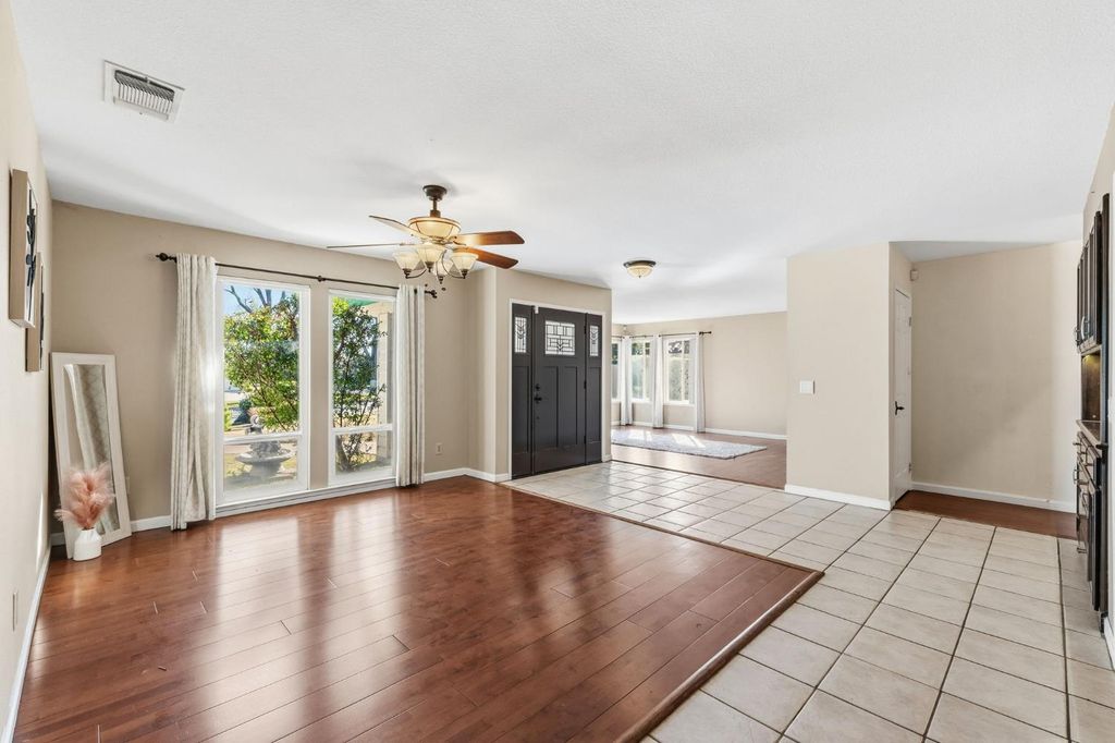 Image 6 of property listing at 402 Mainberry Drive, Madera, CA 93637