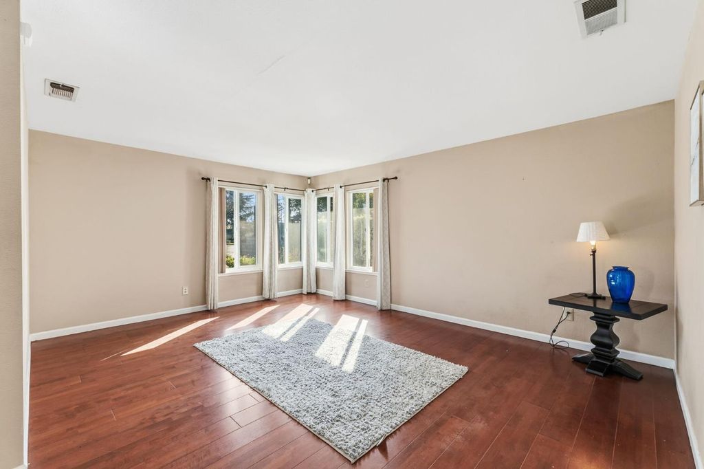 Image 7 of property listing at 402 Mainberry Drive, Madera, CA 93637