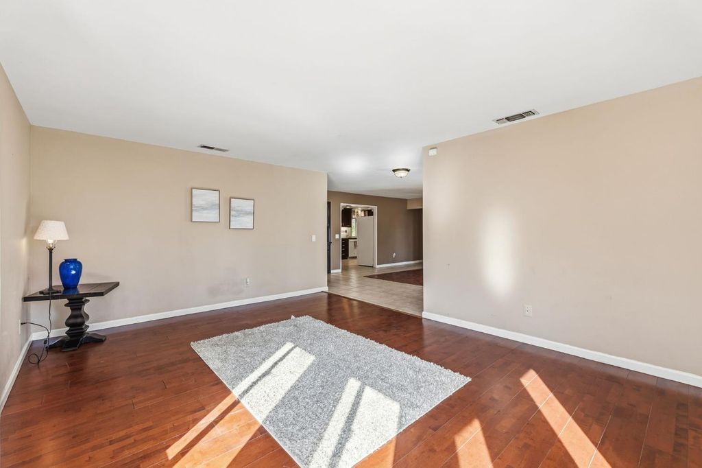 Image 8 of property listing at 402 Mainberry Drive, Madera, CA 93637