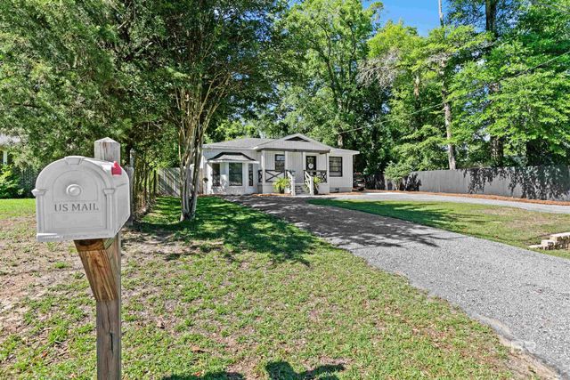 10 N Bayou Oaks Drive, Saraland, AL 36571