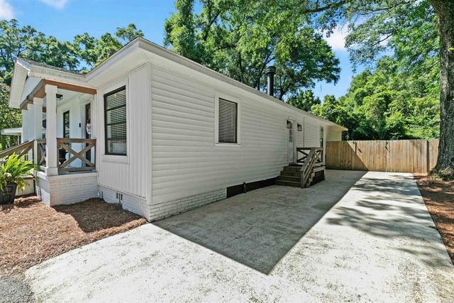 10 N Bayou Oaks Drive, Saraland, AL 36571