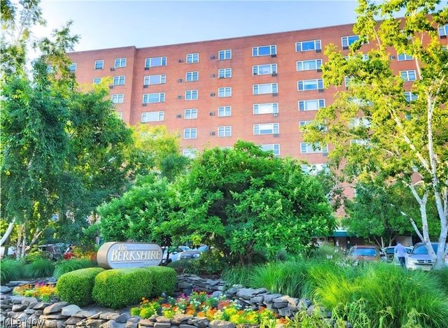 11820 Edgewater Drive 110, Lakewood, OH 44107