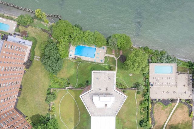 11820 Edgewater Drive 110, Lakewood, OH 44107