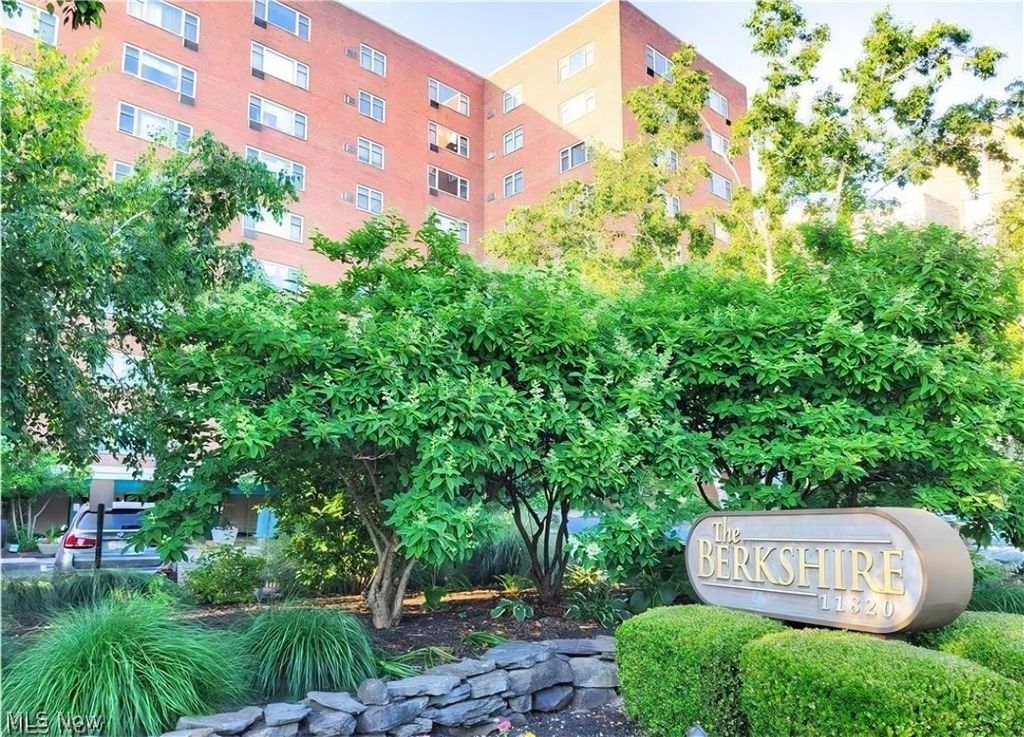 11820 Edgewater Drive 110, Lakewood, OH 44107