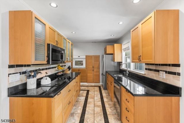 17 Hunters Ln, Sparta Twp., NJ 07871