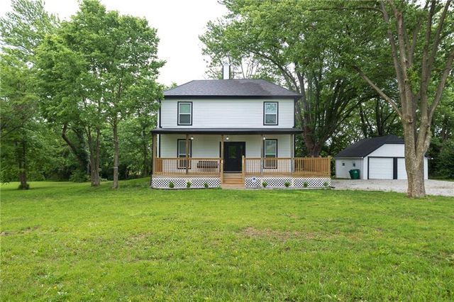 21195 S Woodland Road, Spring Hill, KS 66083